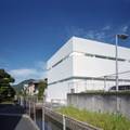 外観 光のスリットが抜けるガレージハウス（香川県高松市）/House In Takamatsu 藤原・室 建築設計事務所 Modern Evler Demirli Beton