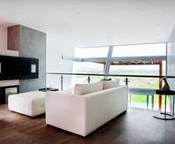 Sala de television del dormitorio principal : Salas de entretenimiento de estilo moderno por Carughi Studio