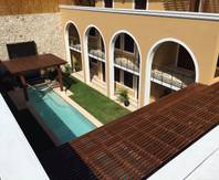 Vista del patio central: de estilo por Creatividad y Construcción CREACON