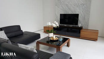 Living Room w/ Cabinet TV:  Ruang Keluarga by Likha Interior