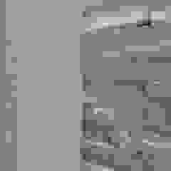 Conjugação de papel e de revestimento de parede Salas de estar modernas por Stoc Casa Interiores Moderno