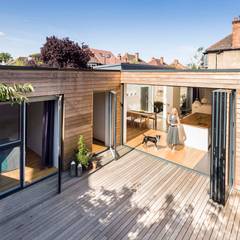 A single-storey Courtyard House: East Dulwich , Designcubed Designcubed Modern Balkon, Veranda & Teras