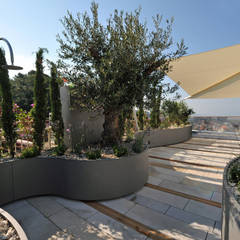Außendusche +grün GmbH Mediterraner Balkon, Veranda & Terrasse