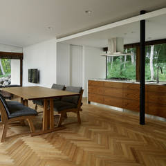 ダイニングキッチン～029那須Hさんの家 atelier137 ARCHITECTURAL DESIGN OFFICE 北欧デザインの ダイニング 木 ブラウン チーク,ヘリンボーン,リビング,ダイニング,キッチン,LDK,アイランド,アイランドキッチン,ステンレス
