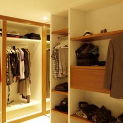 Inloopkast:  Slaapkamer door Leonardus interieurarchitect