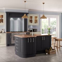 Saltaire Graphite and Ivory Painted Shaker Kitchen Sigma 3 Kitchens Cocinas de estilo clásico Armarios y estanterías