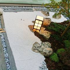 Jardines de estilo  de homify, Minimalista   