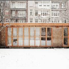 ​Voorgevel Atelier Paco Bunnik Minimalistische tuinen Sneeuw,Gebouw,Venster,Plant,Hout,Boom,Steen,Deur,woongebied,Metselwerk
