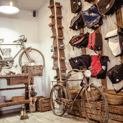 Decoración Vintage tienda de bicis. Ideas Interiorismo Exclusivo, SLU Oficinas y tiendas de estilo ecléctico