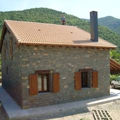 Casa prefabricada rústica en Huesca, MODULAR HOME MODULAR HOME Salas de estilo rural