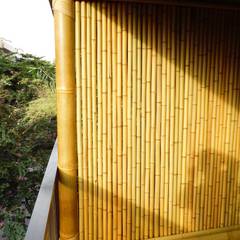 Cercas e painéis de bambu para áreas internas e externas., Bambu Rei Eco-Design Bambu Rei Eco-Design Balcones y terrazas rústicos