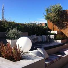 PATIOS Y TERRAZAS: Jardines de estilo  de Asilvestrada, Mediterráneo  