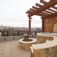 Upper Falls Condo 603 Uptic Studios Classic style balcony, veranda & terrace