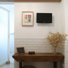 Remodelação T1 para Alojamento Local . Alfama Salas de estar mediterrânicas por BL Design Arquitectura e Interiores Mediterrânico