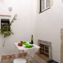 Páteo Varandas, marquises e terraços mediterrânicos por BL Design Arquitectura e Interiores Mediterrânico