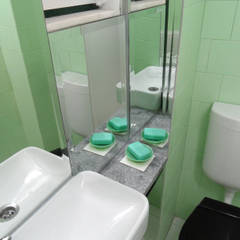 Casa de banho: Aproveitamento do vão da janela e do espaço anteriormente ocupado pela chaminé Casas de banho mediterrânicas por BL Design Arquitectura e Interiores Mediterrânico