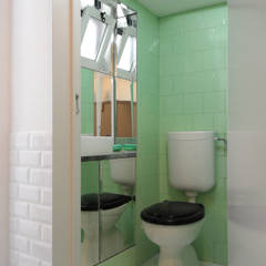 Casa de banho: Aproveitamento do vão da janela e do espaço anteriormente ocupado pela chaminé Casas de banho mediterrânicas por BL Design Arquitectura e Interiores Mediterrânico