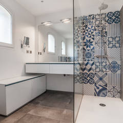 Salle de Bains et Carreaux Ciment Bleus, Pixcity Pixcity Salle de bain moderne Baignoires & douches