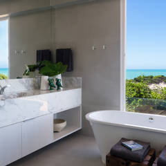 WR House, Renata Matos Arquitetura & Business Renata Matos Arquitetura & Business Salle de bain tropicale Blanc Baignoires & douches
