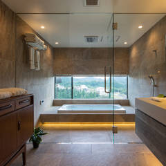House in Sayo Mimasis Design／ミメイシス デザイン モダンスタイルの お風呂 灰色 バスルーム,眺めのいいお風呂,お風呂,洗面所照明