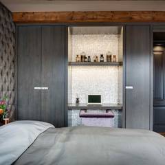 Canal Loft Amsterdam:  Slaapkamer door Ethnic Chic Home Couture