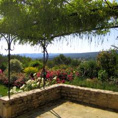 Vue terrasse. Massif rosiers I.D.O jardins Jardin méditerranéen