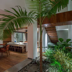 Casa de los 5 Patios Almazan y Arquitectos Asociados Comedores eclécticos Hormigón Blanco