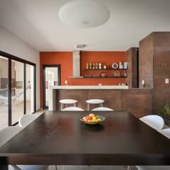 CASA B532: Comedores de estilo  por KARLEN + CLEMENTE ARQUITECTOS