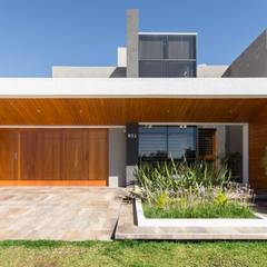 CASA MJ: Casas de estilo  por KARLEN + CLEMENTE ARQUITECTOS