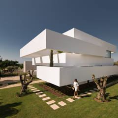 Casa de arquitectura volumétrica no Algarve tem 5 terraços e um jardim, Corpo Atelier Corpo Atelier Casas modernas Branco