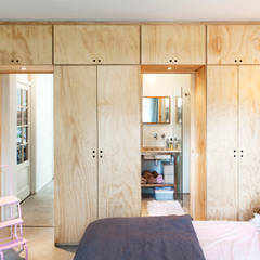 TINY APARTMENT WITH A GARDEN VIEW:  Slaapkamer door Kevin Veenhuizen Architects