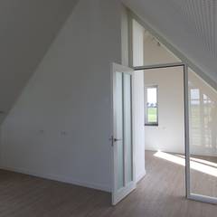 Woonhuis Bonkelaarsdijk:  Slaapkamer door GeO Architecten