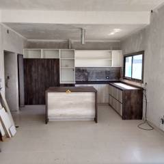 Mueble de cocina en proceso de armado: Cocinas de estilo  por raiz estudio