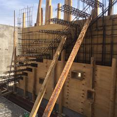 Muros y escaleras de Hormigón Armado Visto: Pasillos y recibidores de estilo  por Development Architectural group