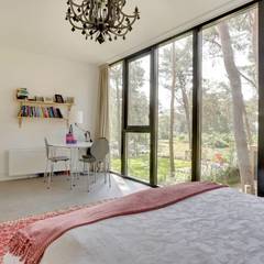 Wonen in het bos.:  Slaapkamer door Bongers Architecten