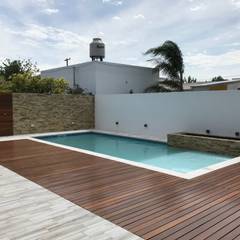 Pileta y Deck de madera: Piletas de jardín de estilo  por Estudio A+I