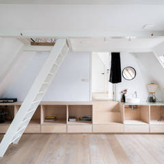 Huis Jordaan - Derde verdieping verbinding tussen twee niveaus:  Slaapkamer door Unknown Architects