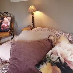 MASTERBEDROOM: French romance:  Slaapkamer door living by JM