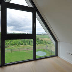 Eigentijdse woning:  Slaapkamer door Bongers Architecten