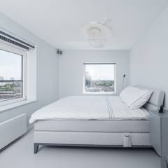 Lichtgrijze PU Mono gietvloer in moderne slaapkamer:  Slaapkamer door Motion Gietvloeren