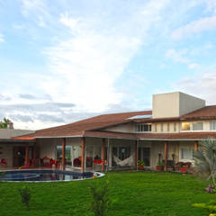 Casa de Campo: Casas do campo e fazendas  por Sônia Beltrão Arquitetura , Moderno Madeira Efeito de madeira 
