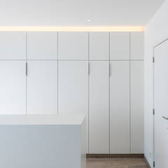 PROJECT JAC - TOTAALRENOVATIE VAN EEN VEROUDERD APPARTEMENT TE BERCHEM:  Slaapkamer door ICONcept