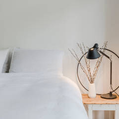 Slaapkamer II - home staging Amsterdam | Verkoopstyling TheGreenHouse Amsterdam:  Kleine slaapkamer door THE GREEN HOUSE Home staging