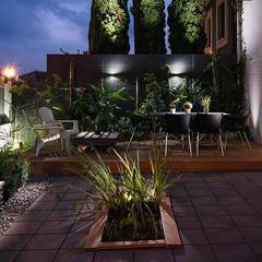 Rehabilitación e interiorismo en una antigua casa en Somió, Gijón: Jardines delanteros de estilo  de arQmonia estudio, Arquitectos de interior, Asturias, Moderno  