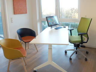 Büro für Bauglück Einrichtungsideen Modern Study Room and Home Office Tabelle,Möbel,Computer,Bürostuhl,Eigentum,Persönlicher Computer,Fenster,Pult,Sessel,Gebäude