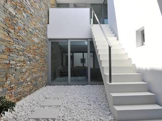 Moderne Betonoptik durch Spachtelböden im Außenbereich , Fugenlose mineralische Böden und Wände Fugenlose mineralische Böden und Wände Mediterrane Pools