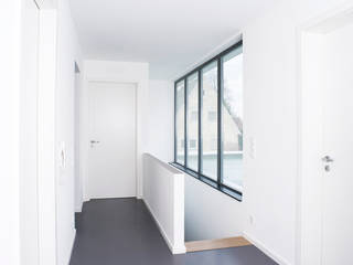 Ein weißes Haus, ZappeArchitekten ZappeArchitekten Corridor, hallway & stairs