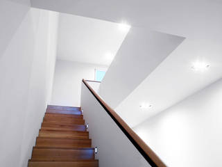 ​Ein Landhaus in Berlin-Wannsee, ZappeArchitekten ZappeArchitekten Staircase, Corridor and Hallway