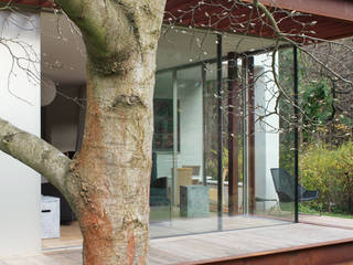 ​Ein Landhaus in Berlin-Wannsee, ZappeArchitekten ZappeArchitekten Balcones y terrazas