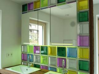 Duschwand aus bunten Glasbausteinen, tritschler glasundform tritschler glasundform Modern bathroom